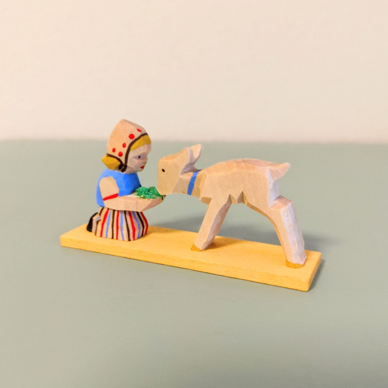 再入荷 子ヤギに餌をあげる少女 ドイツ木工芸品 ヘルビッヒ工房 ドイツ