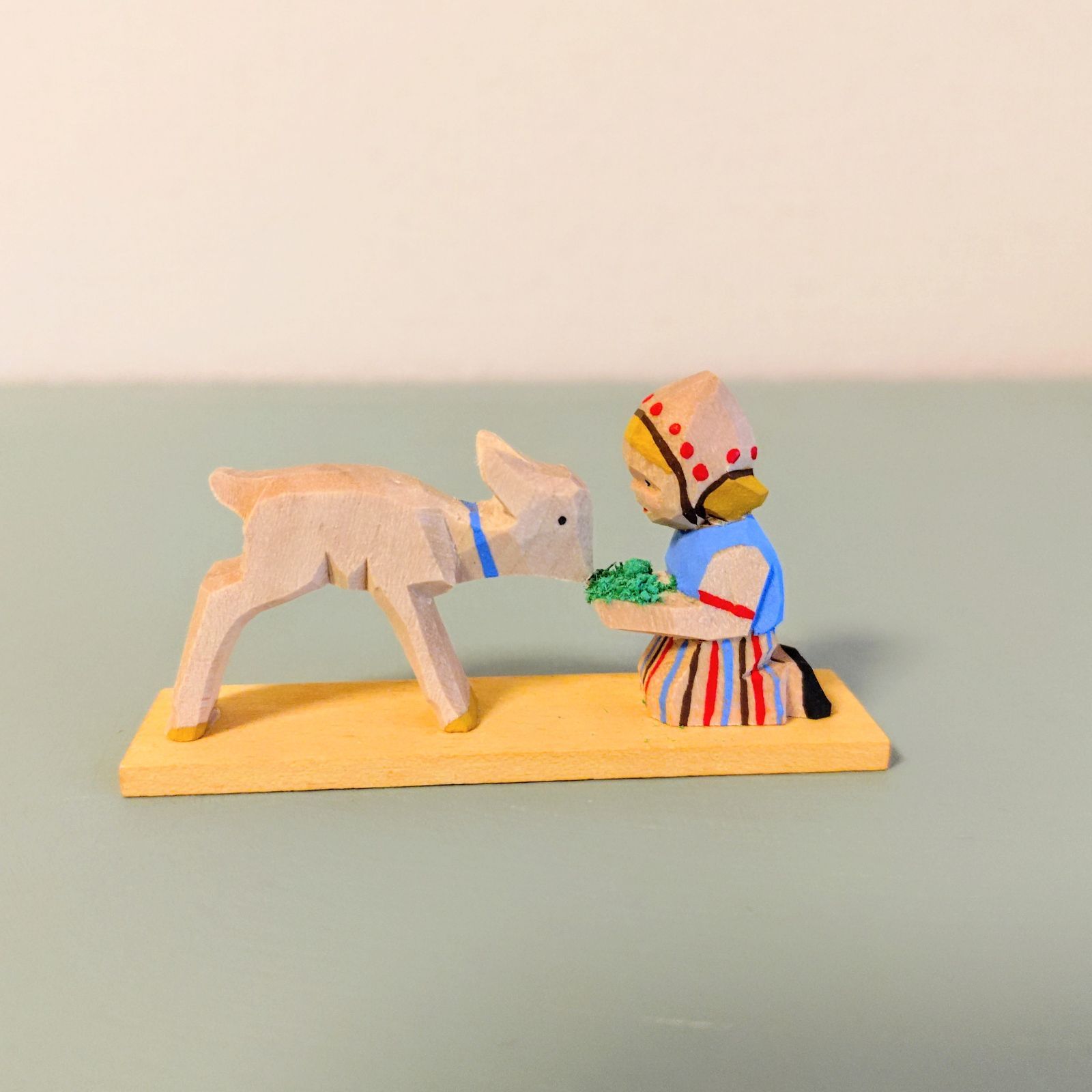 子ヤギ　女の子　エミル・ヘルビッヒ工房　木彫り　民芸　ドイツ　エミール 再入荷 子ヤギに餌をあげる少女 ドイツ木工芸品 ヘルビッヒ工房 ドイツ