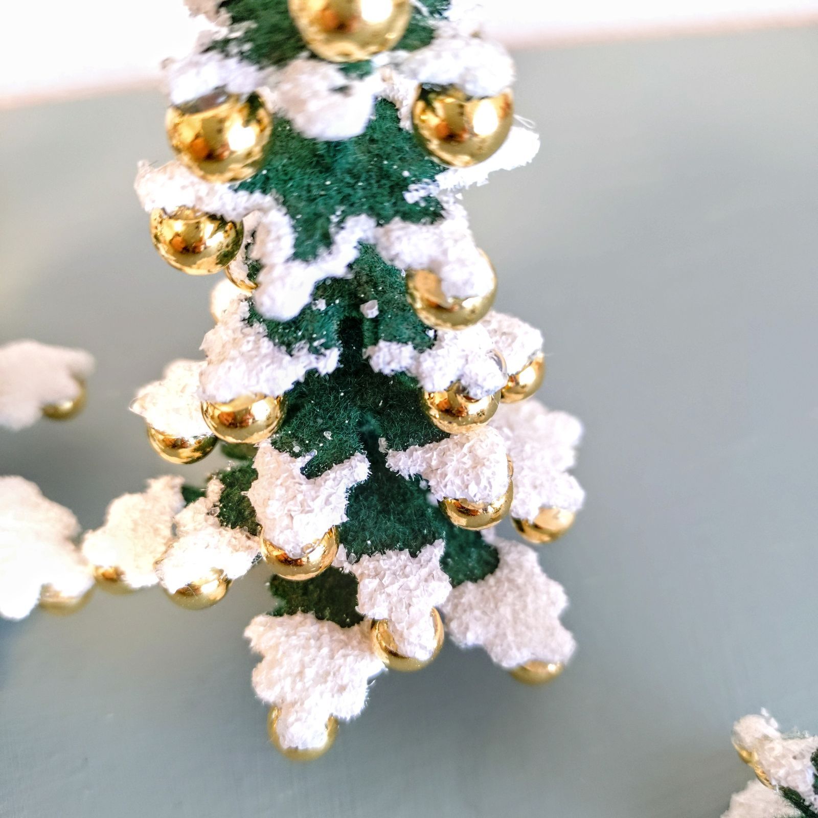 雪と金のボールのクリスマスツリー