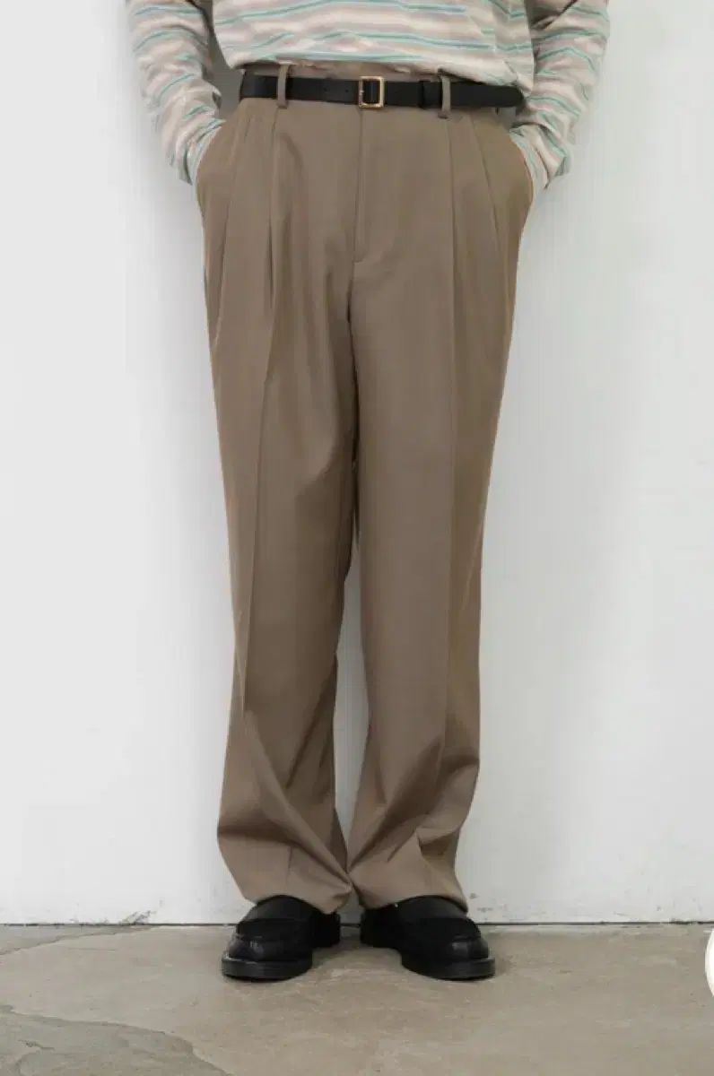 オーラリー ライク マックスウール ガバダン ツータックスラックス カーキ