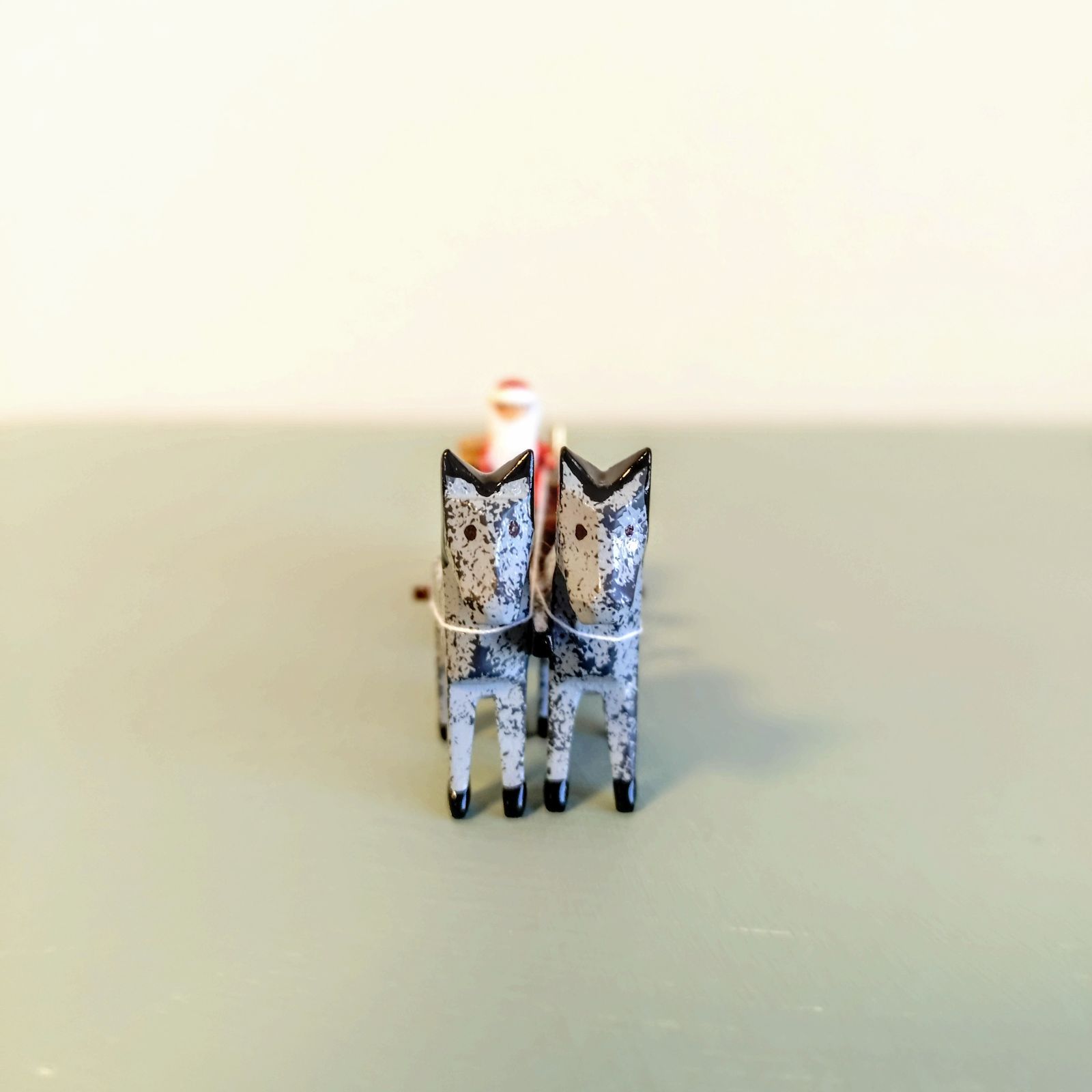 サンタクロースを乗せた馬ソリ