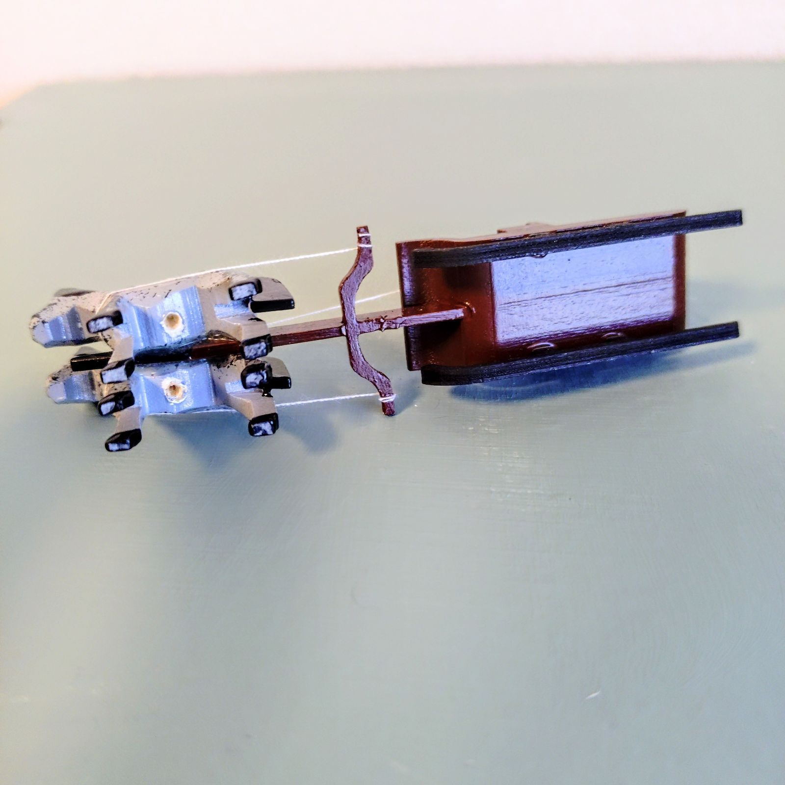 サンタクロースを乗せた馬ソリ