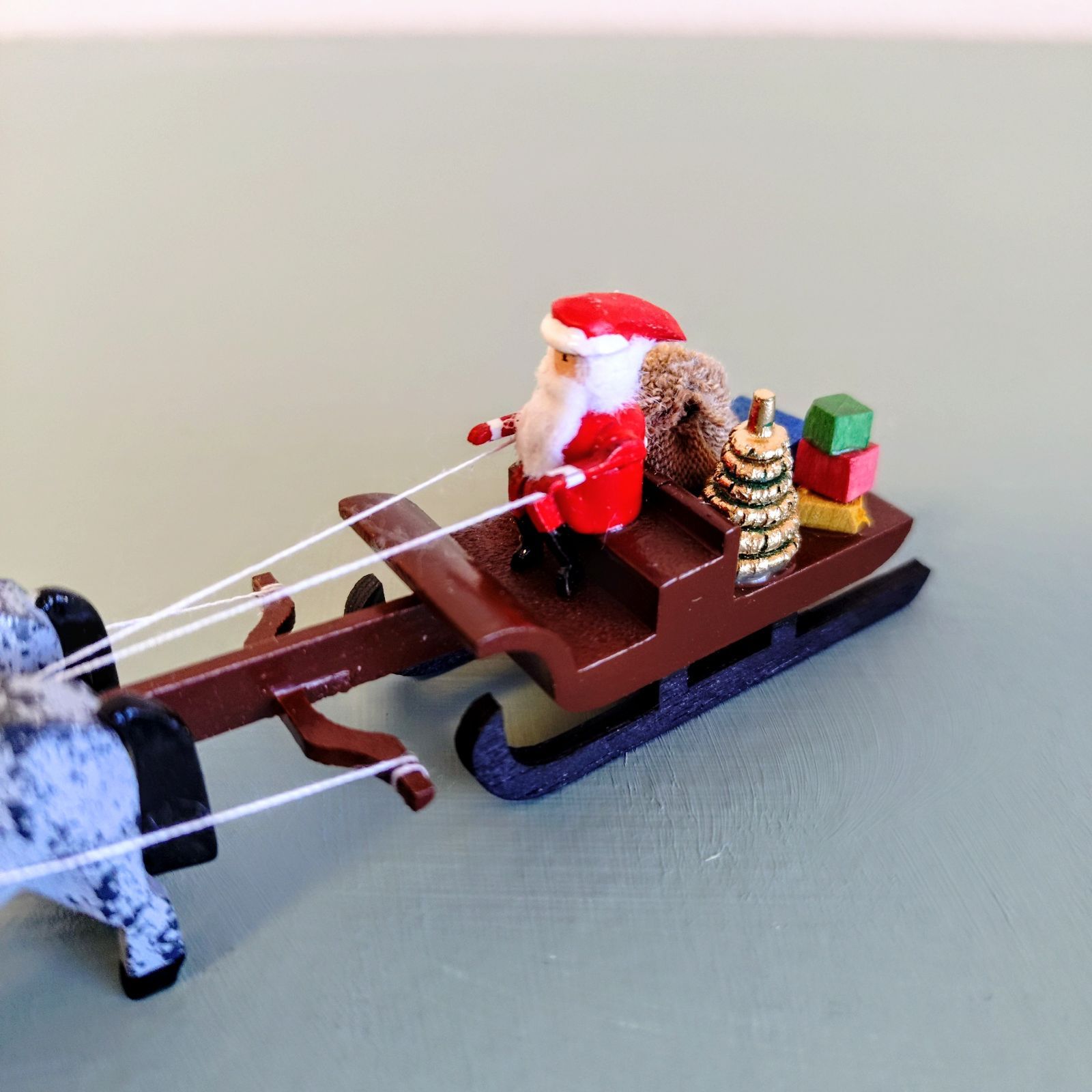  ミニチュア サンタクロースを乗せた馬ソリ ドイツ 木製 クリスマス飾り ドイツ雑貨 ミニ棚 置物 インテリア小物