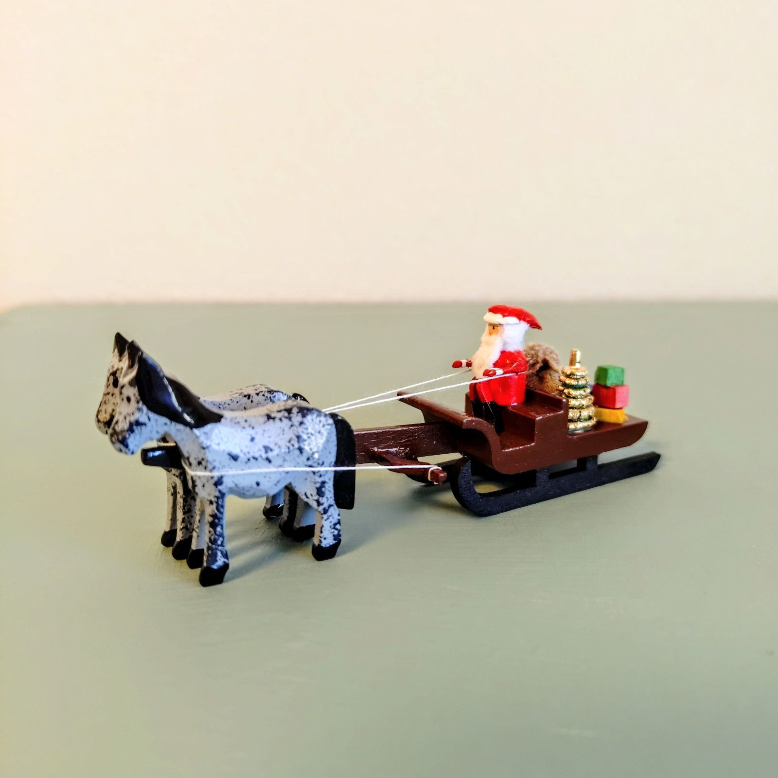 ミニチュア サンタクロースを乗せた馬ソリ ドイツ 木製 クリスマス飾り ドイツ雑貨