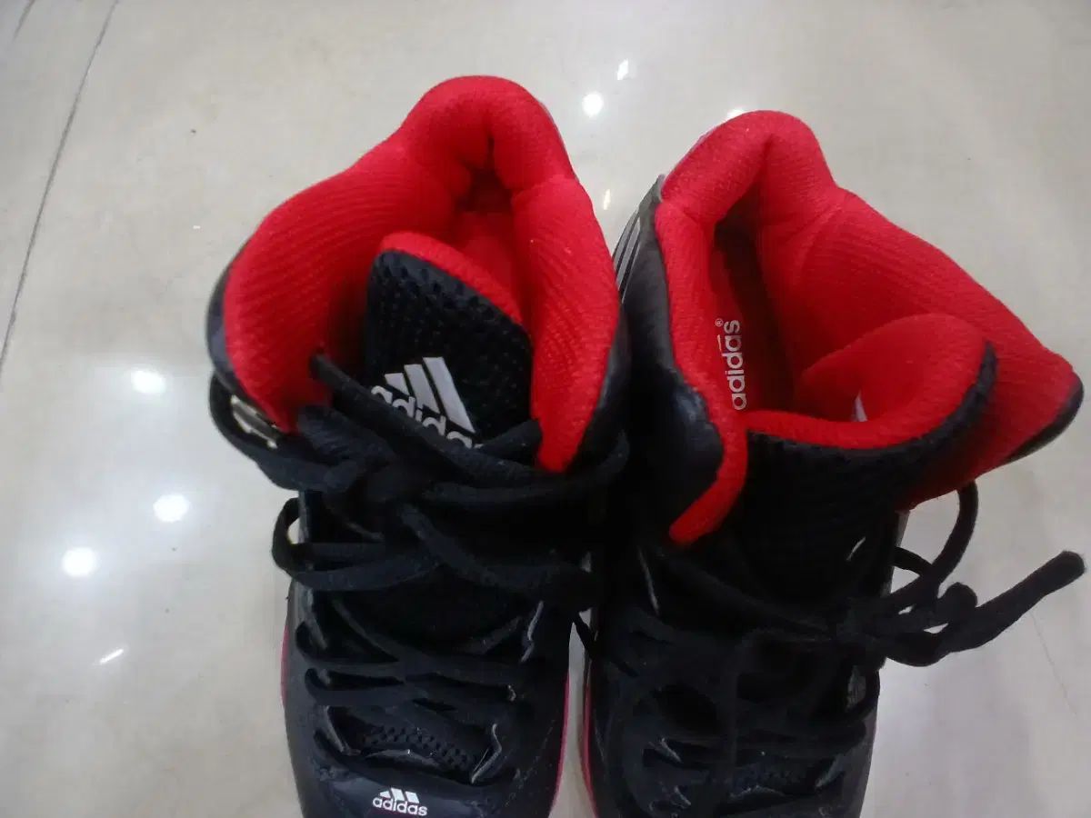 アディダス バスケシューズ