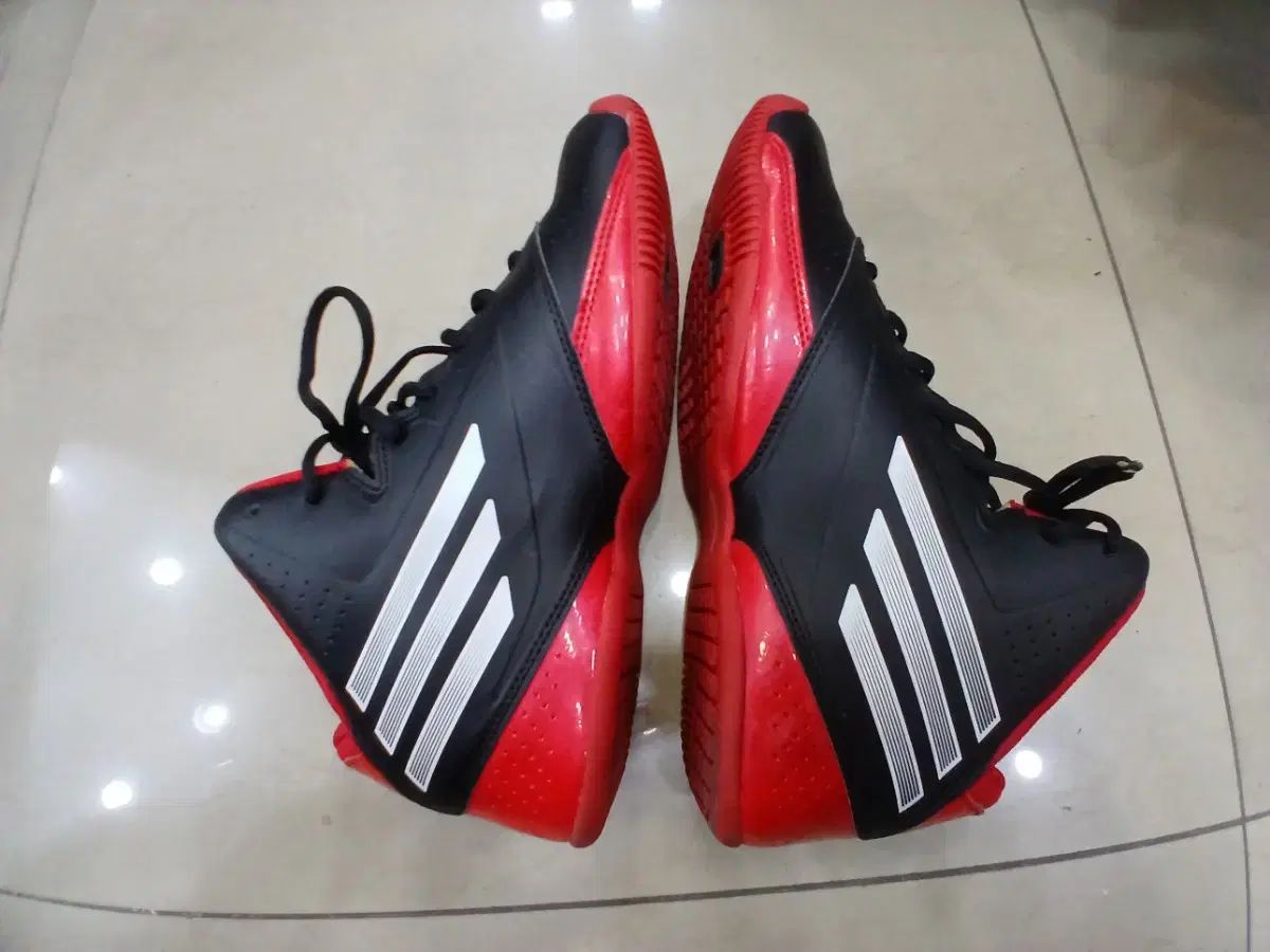  アディダス バスケシューズ ブラック レッド シューズ(男性用) バスケットボール