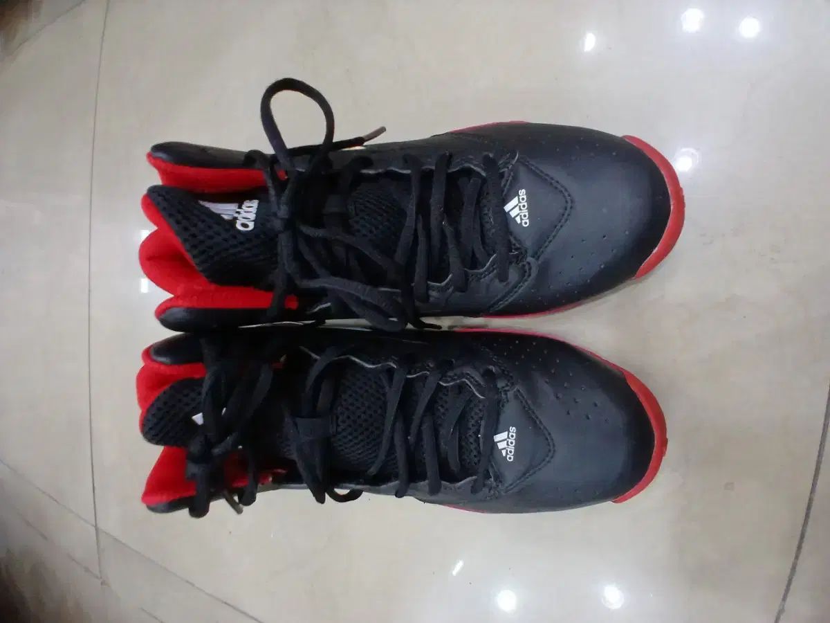 アディダス バスケシューズ ブラック レッド