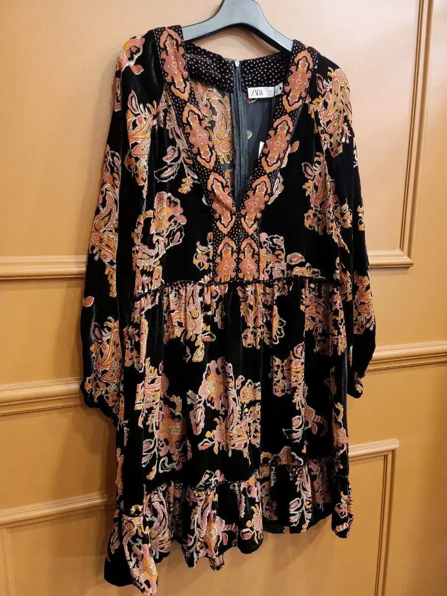 ザラ ツアーベルベット ONE PIECE