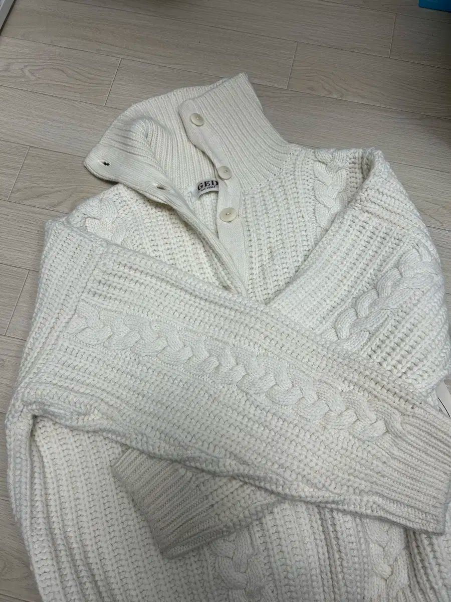 ケーブルニット