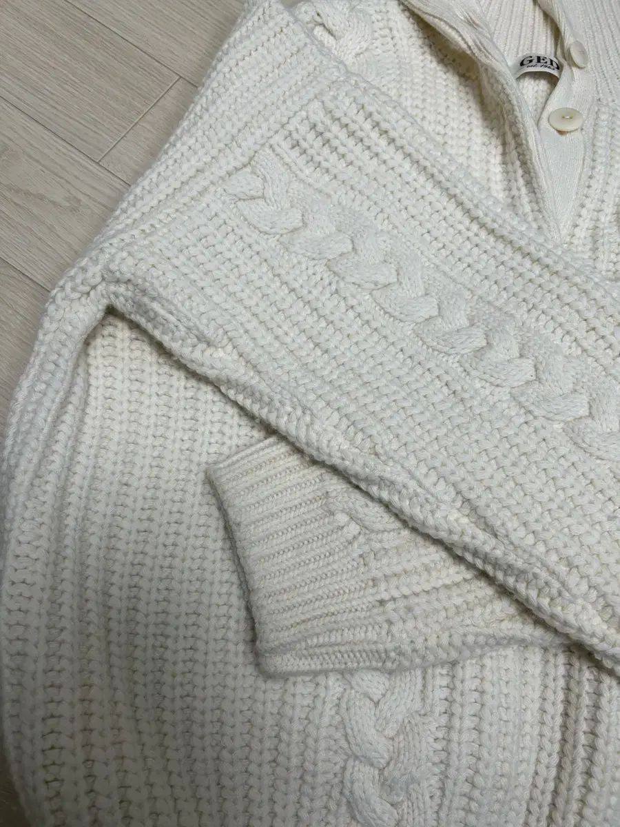 ボタンアップ ケーブルニット