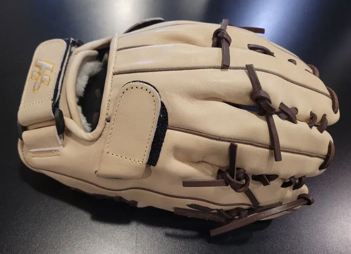 調教済み羊両手グローブ