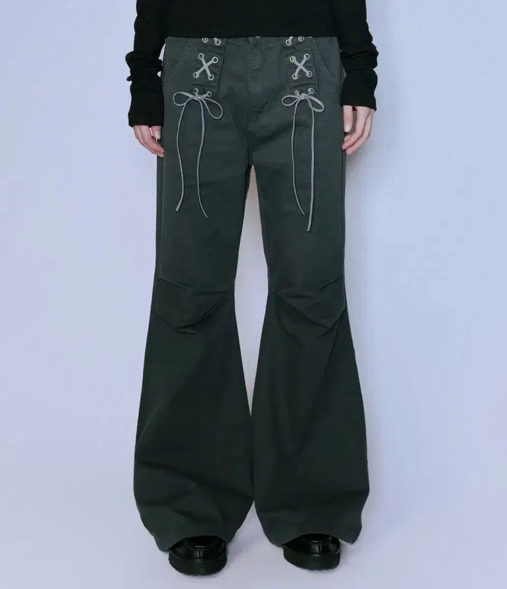 ニアノー ブーツカットパンツ チャコール LACE-UP BOOT CUT PANTS