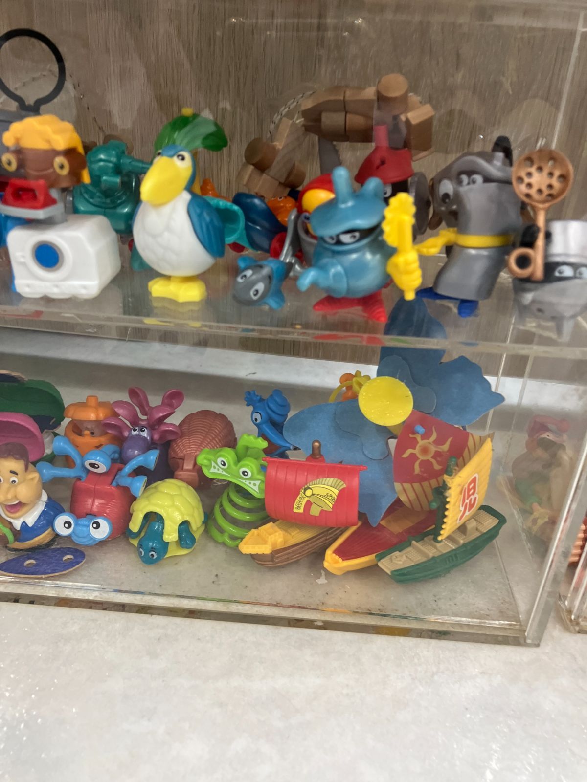 キンダーサプライズおもちゃ12個アクリルケース入り キンダーサプライズおもちゃ12個アクリルケース入り