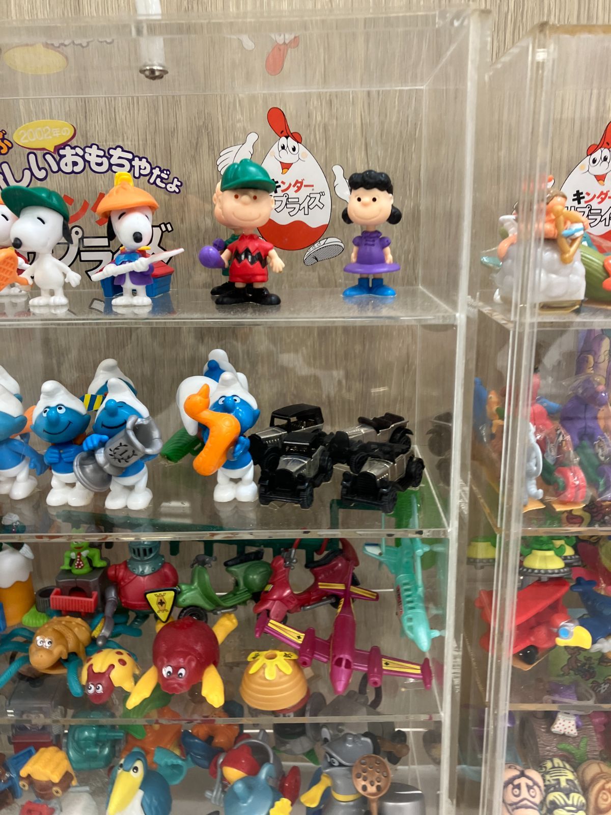 キンダーサプライズおもちゃ12個アクリルケース入り キンダー