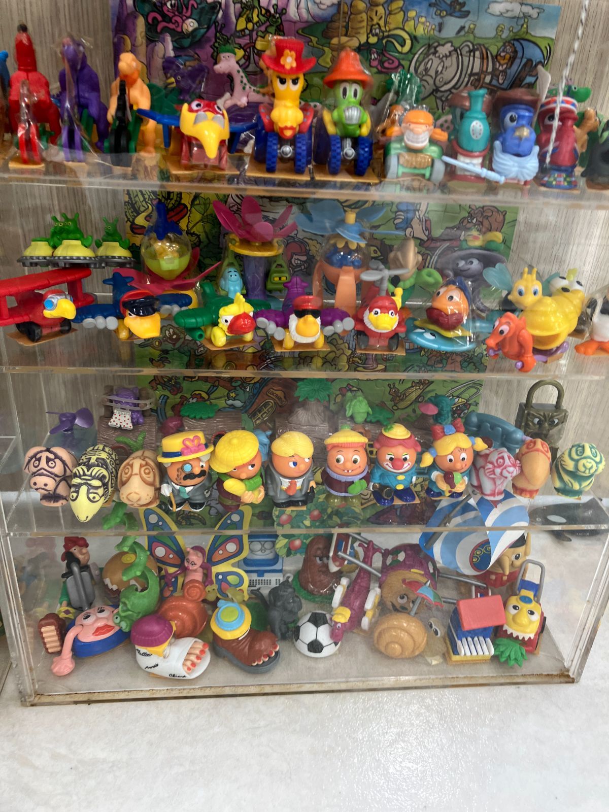 キンダーサプライズおもちゃ12個アクリルケース入り キンダー