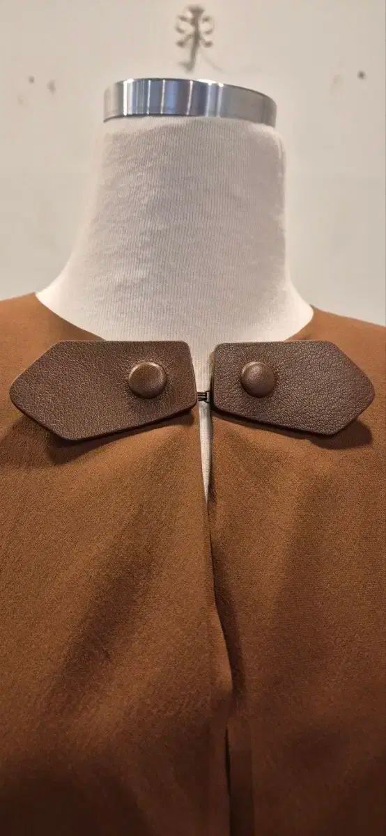 シンプルさが際立つ LANVIN ランバン ブラウン ネック ボー シルクブラウス