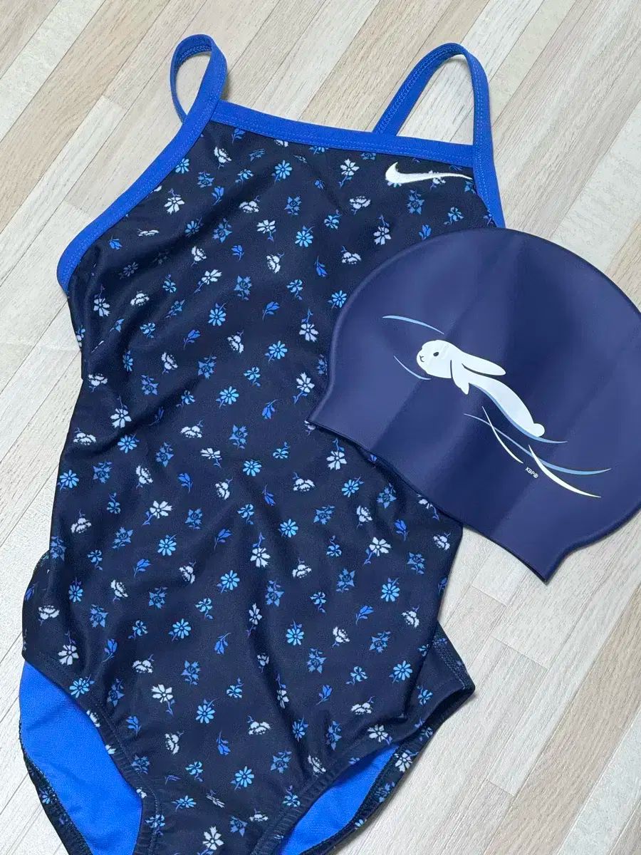 ナイキ ブロムラッシュ 水着 - ハローキティ バニー ポニー スイミングキャップ