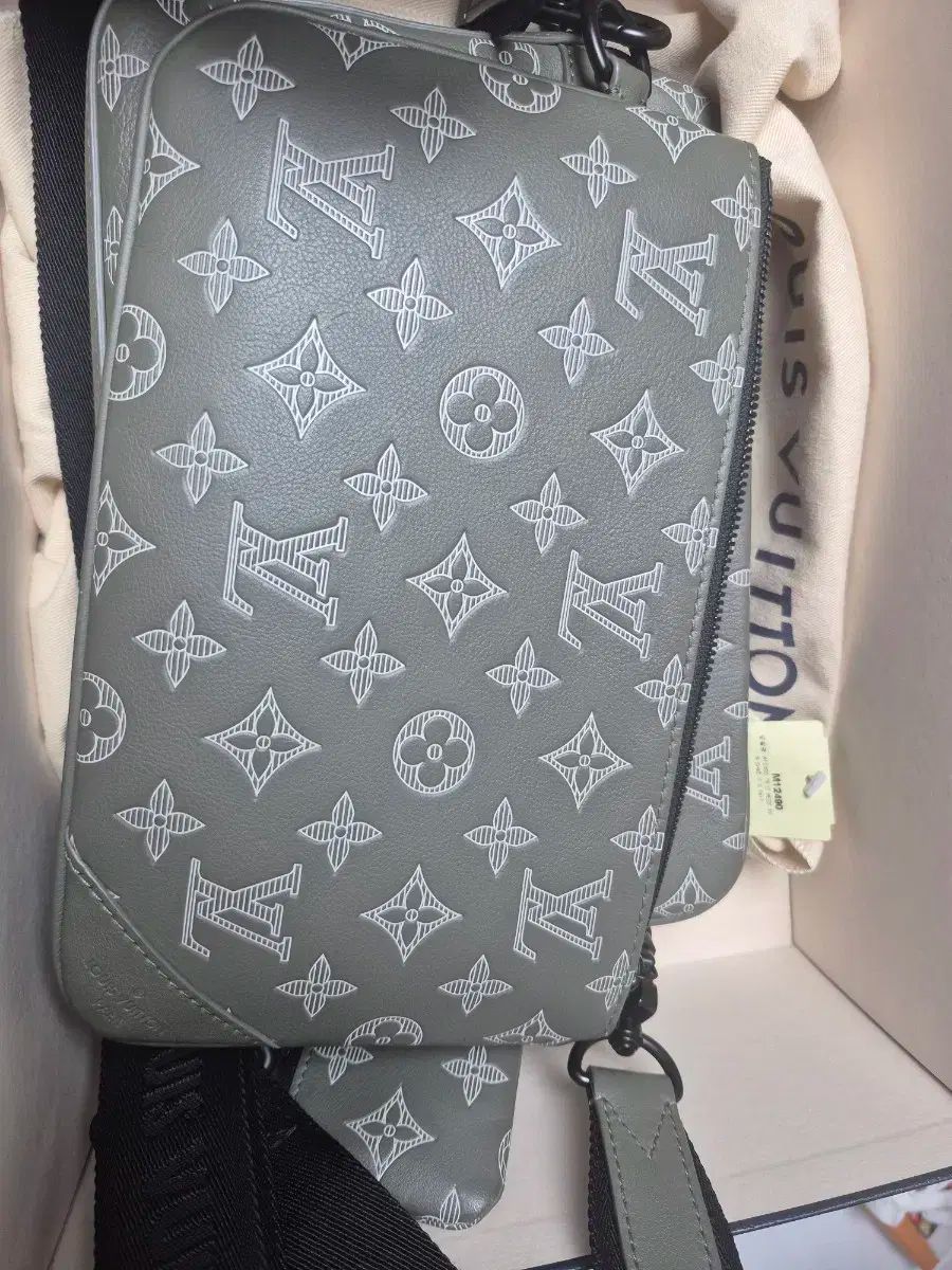 ルイヴィトン シャドウ ツリー メッセンジャーバッグ