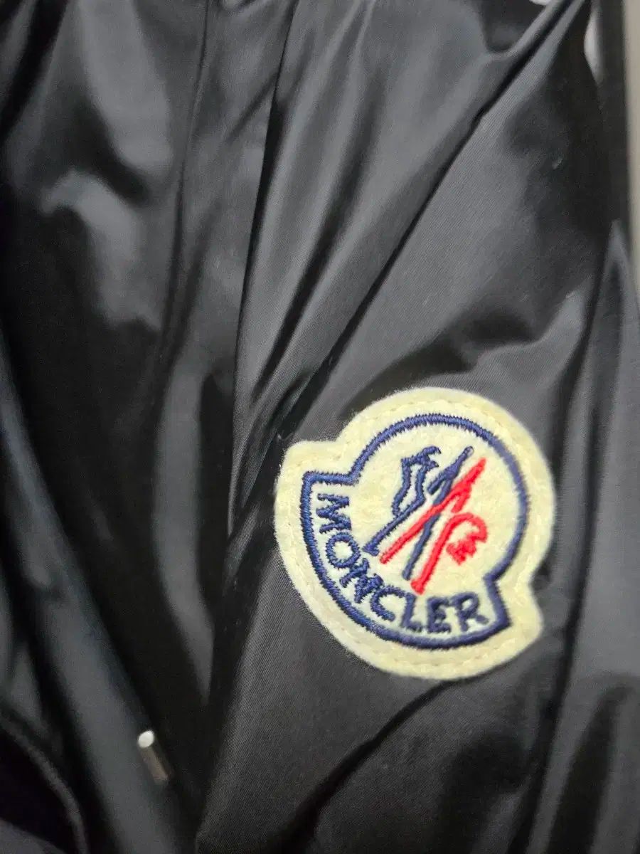 モンクレール 絵プーファーアグ 絵ファーウィンドブレーカー