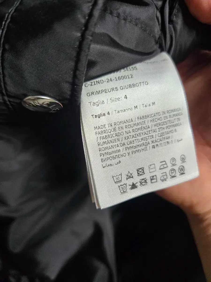 絵プーファーアグ 絵ファーウィンドブレーカー