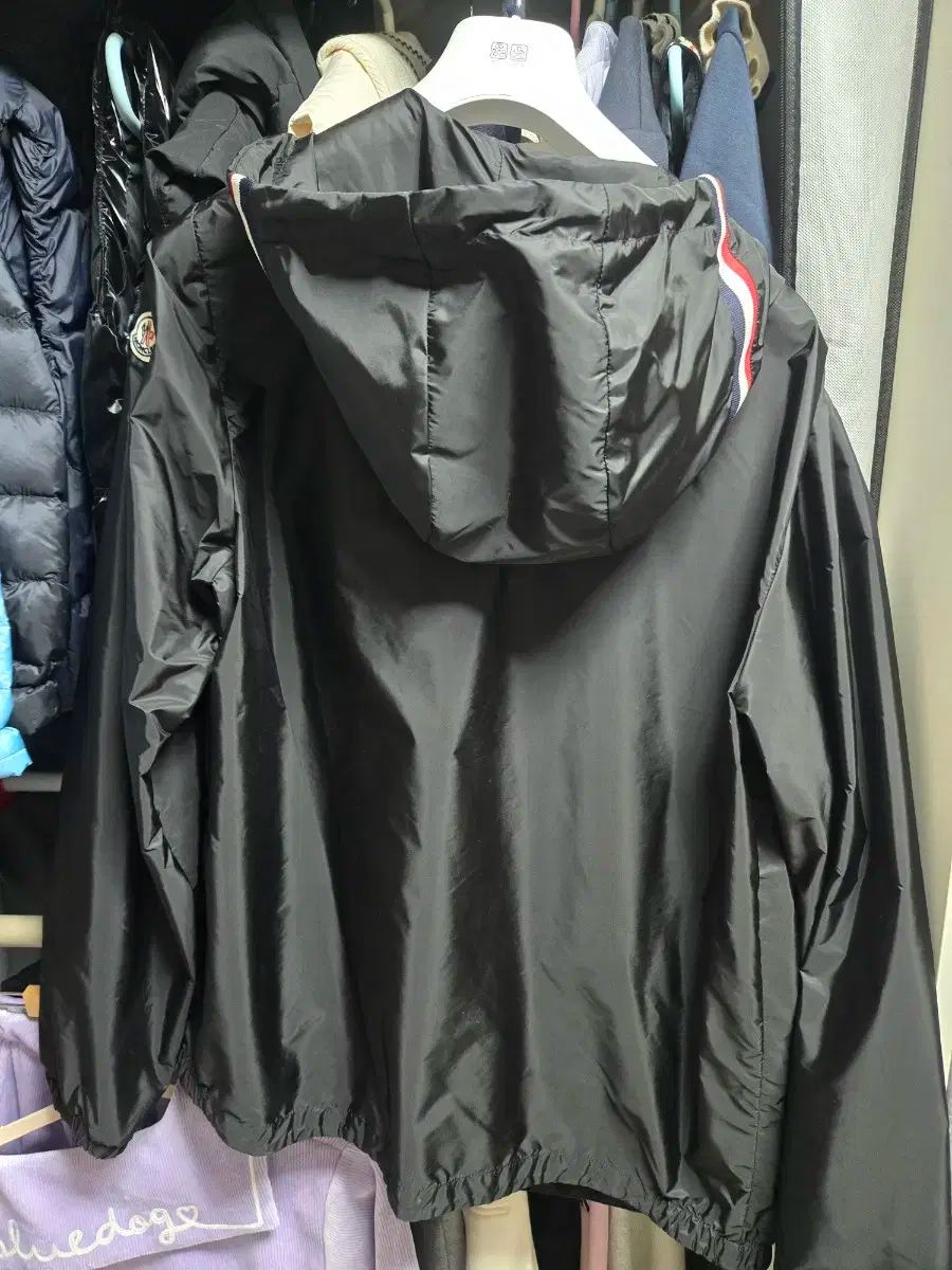 絵ファーウィンドブレーカー