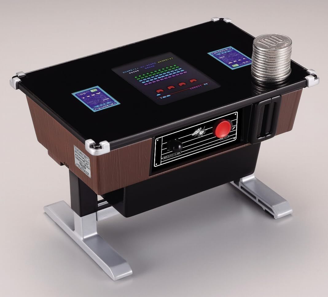 タカラトミーアーツ スペースインベーダー テーブル筐体型 遊べる貯金箱 100円玉を入れて実際にプレイできる約1 6サイズ ミニチュア貯金箱 ブラック