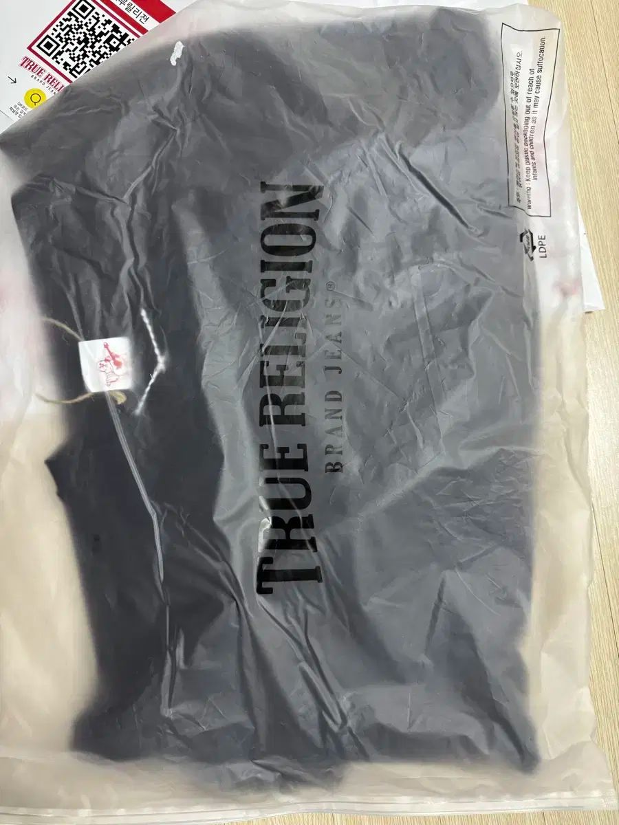 トゥルーレリジョン ブラック スウェット Tシャツ WWW_SMP1DAWEKUDUS_SCH_ID