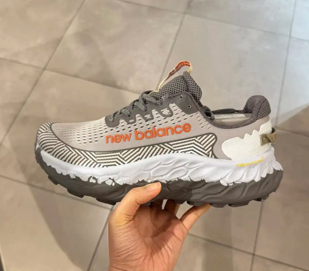 ニューバランス フレッシュフォーム トレイル モア 255