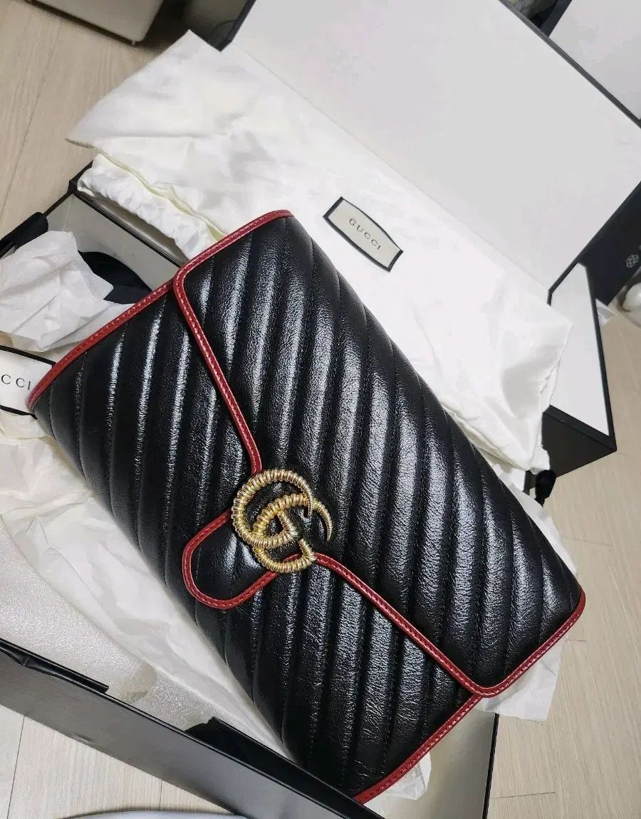 グッチ マーモント マトラッセ クラッチバッグ