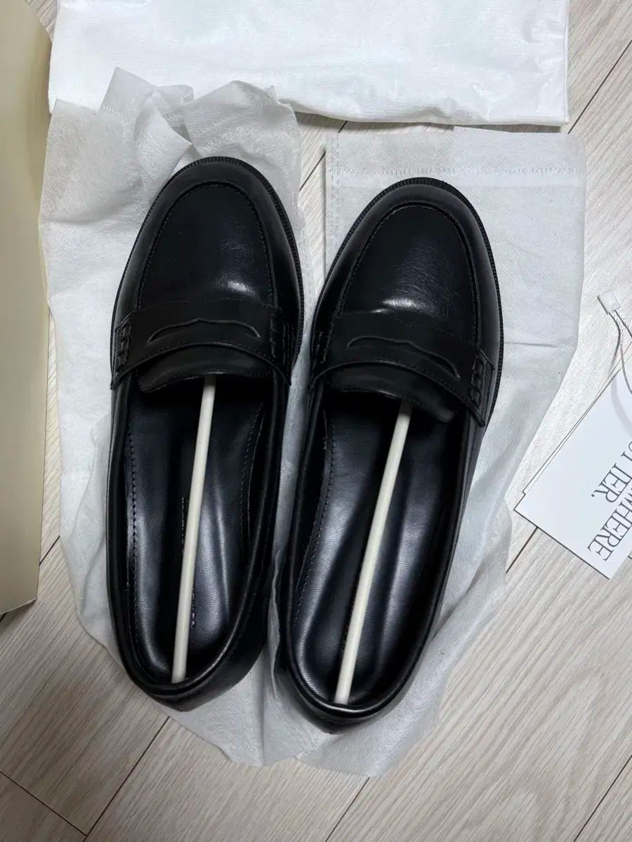 サムウェアバター ローファー ブラック 240