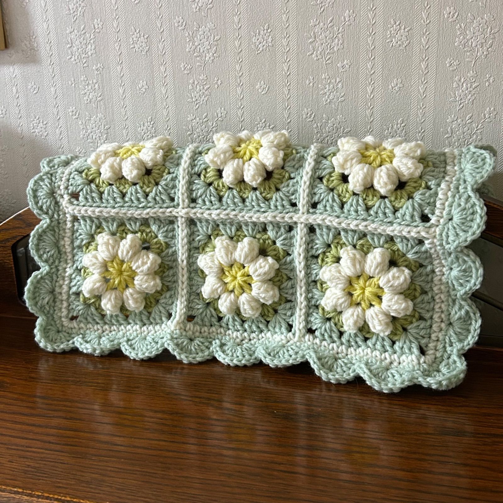 ぷっくり。お花のモチーフ編み マルチカバー 手編み ベッドカバー マルチカバー モチーフ編み ぷっくりお花 ハンドメイド - メルカリ
