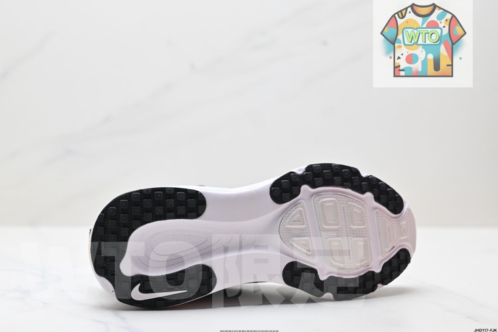 18 ナイキ製の快適なクッション性と滑り止め性能を備えたロートップランニングシューズです