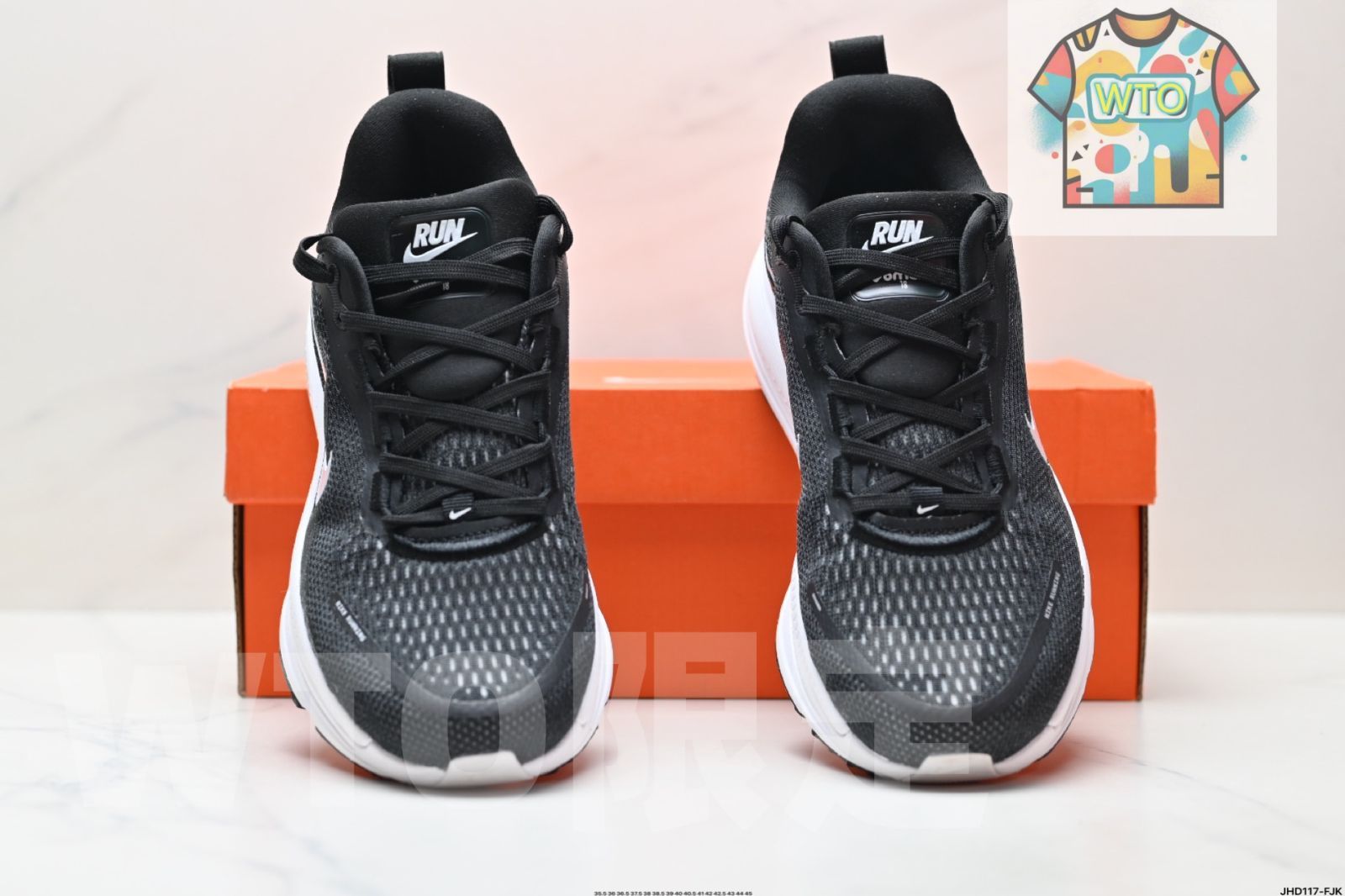 18 ナイキ製の快適なクッション性と滑り止め性能を備えたロートップランニングシューズです