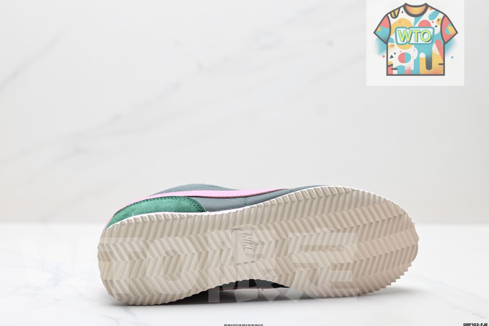 カジュアルランニングシューズ