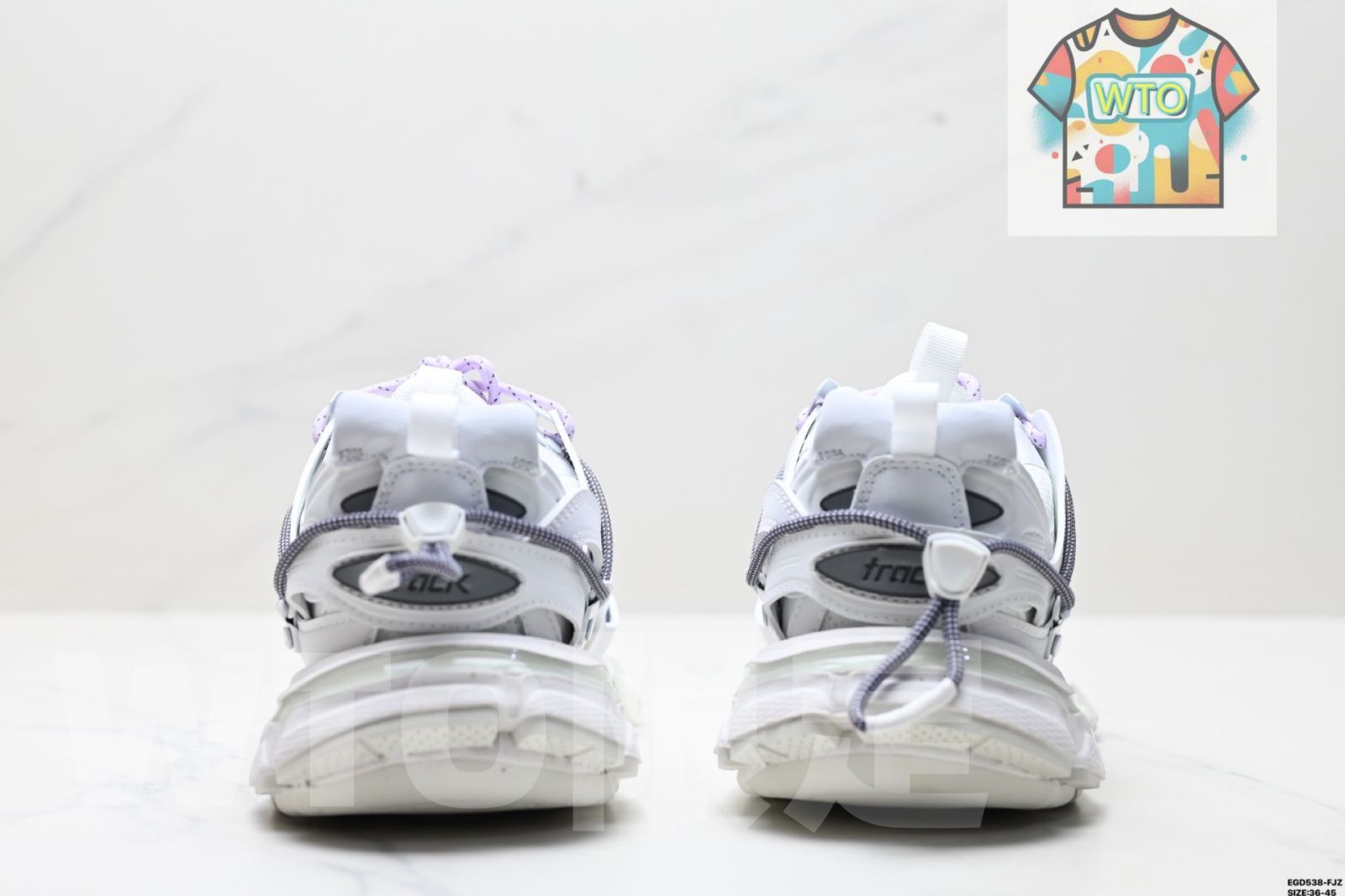 は丸頭レースアップのロートップレトロダッドシューズ