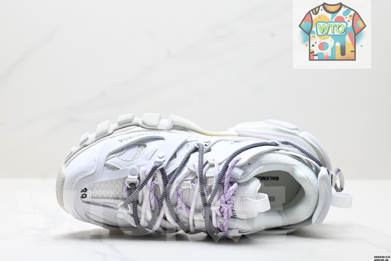 バレンシアガ Balenciaga Track Trail は丸頭レースアップのロートップレトロダッドシューズ