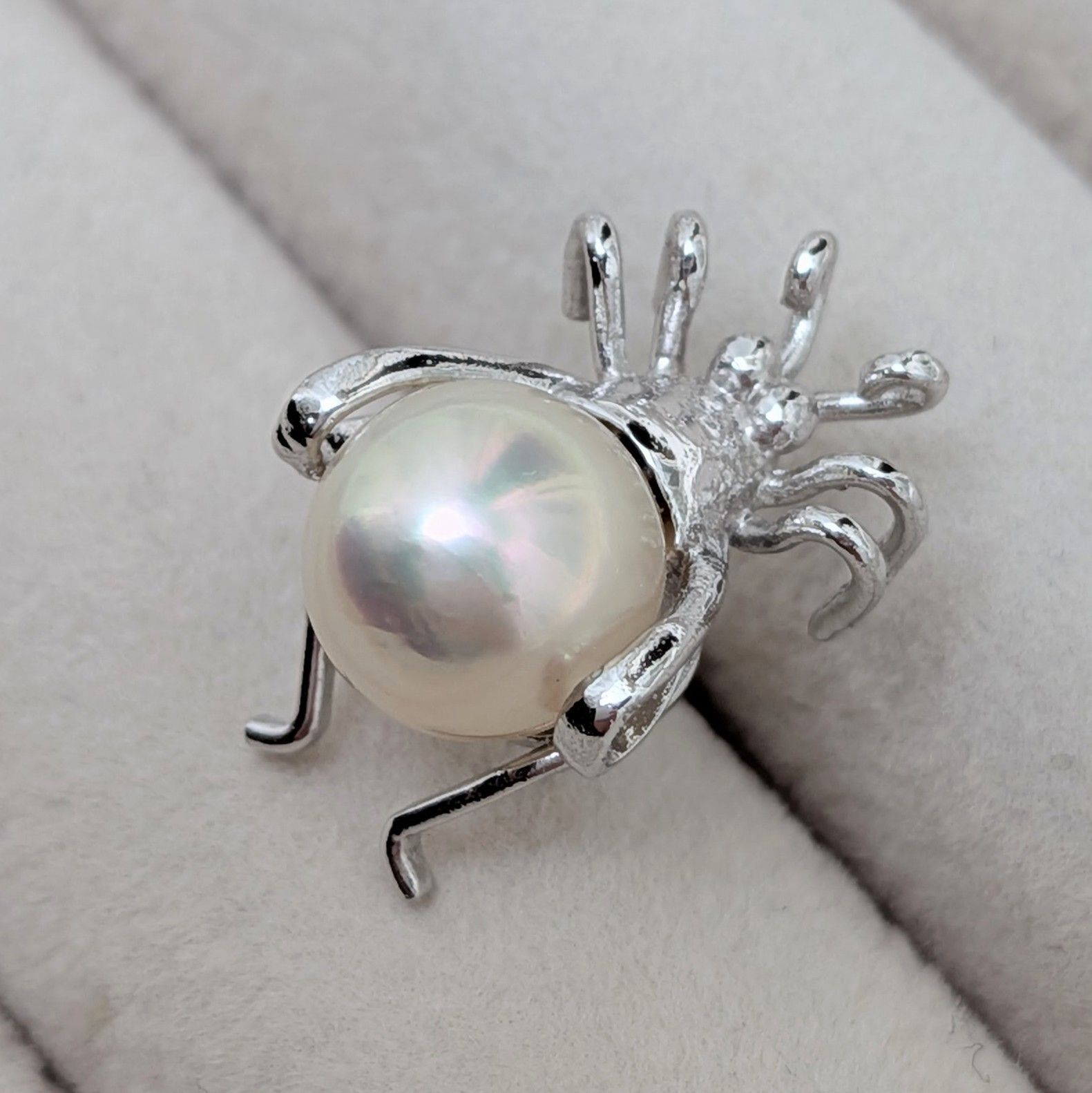 あこや真珠 蜘蛛モチーフ ピンブローチ ネクタイピン 約7mm 本真珠 あこやパール 蜘蛛