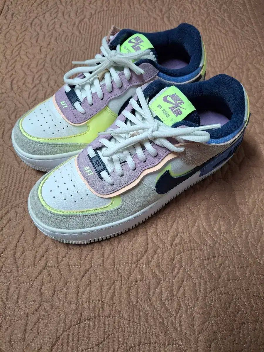 245 NIKE エアフォース1 レディース スニーカー 245 2075