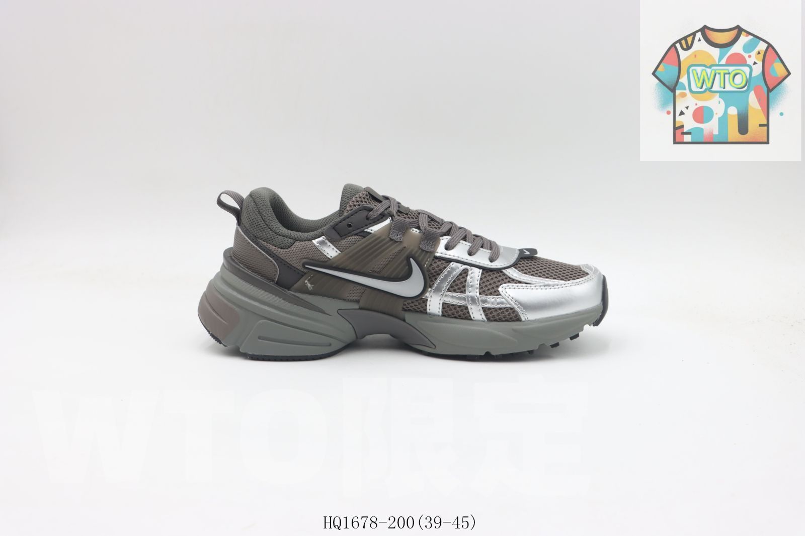 今日 Nike ナイキ ランニングシューズ ブラウンシルバー HQ1678-200