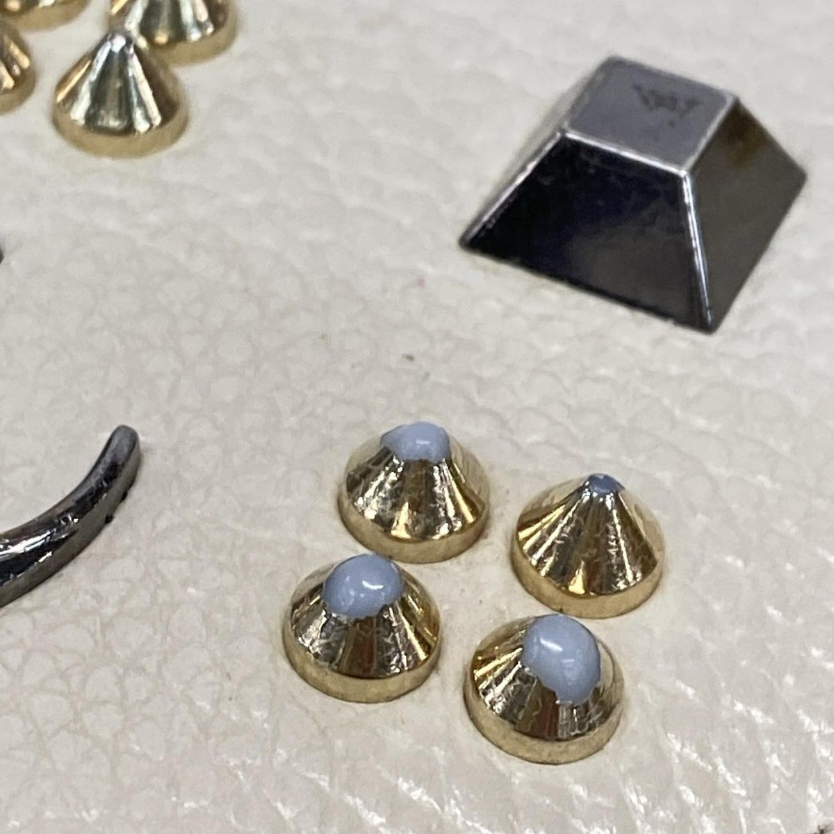 アイボリー ルビインザスカイスタッズ