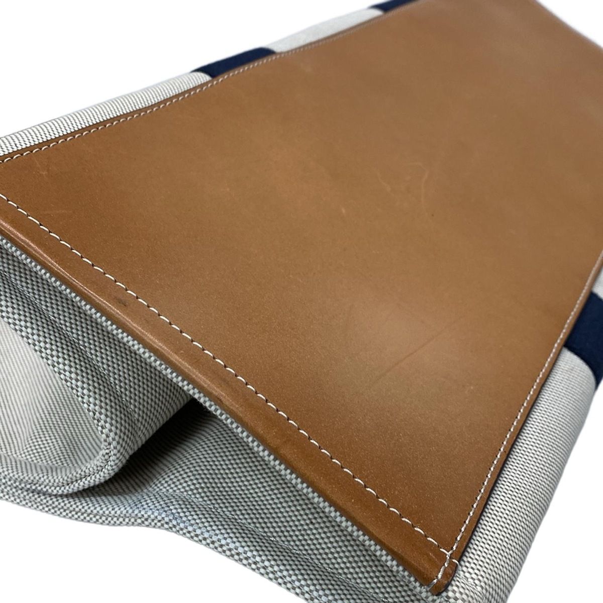 アイボリー×ネイビー×ベージュ