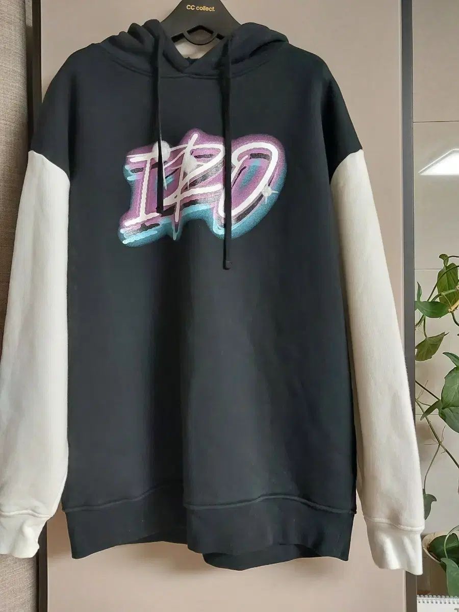 IROイロ レタリング フードTシャツ