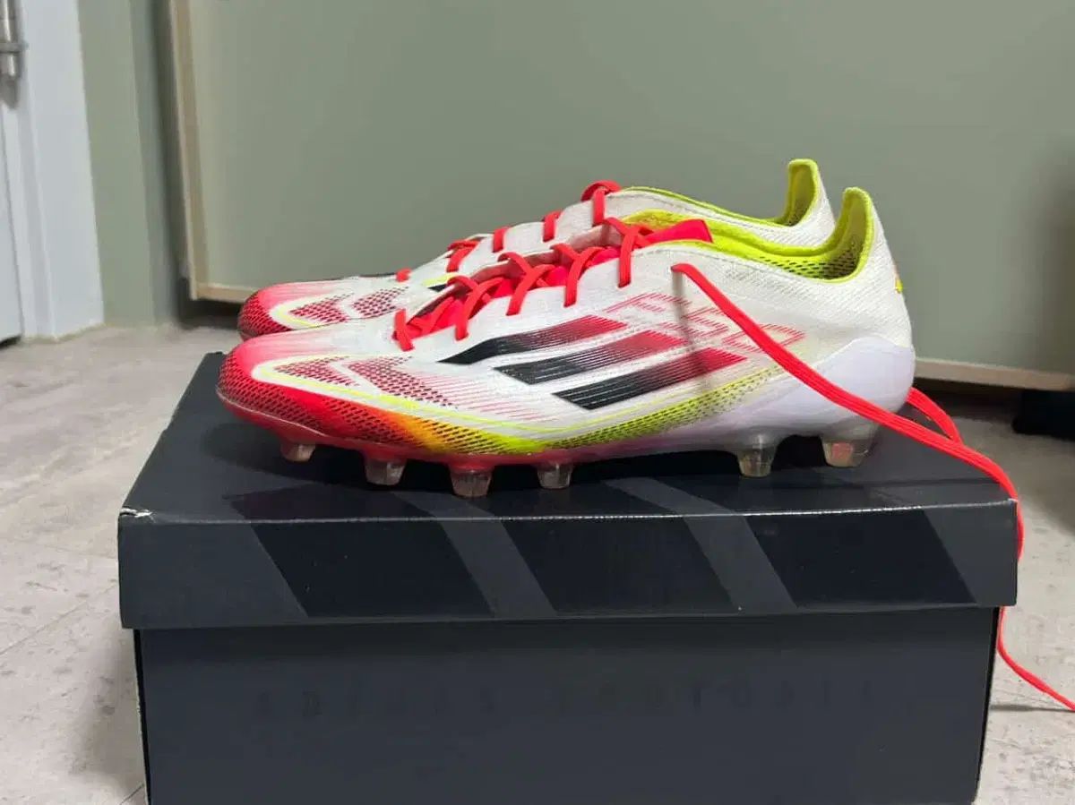 アディダス エックス スピードポータル サッカーシューズ 白 蛍光