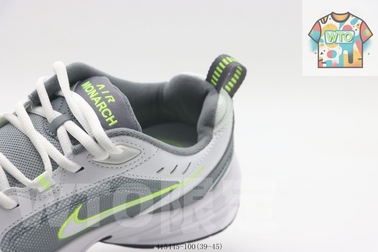 ナイキのランニングシューズ 白灰緑