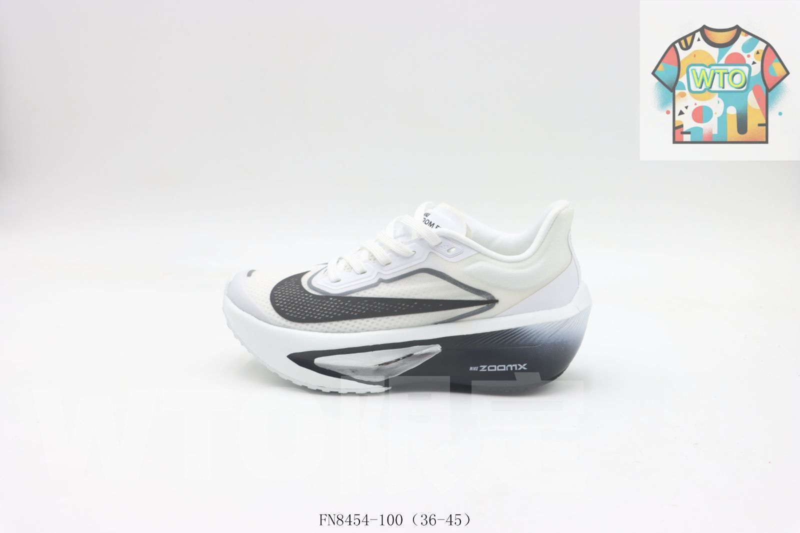 今日 ナイキのランニングシューズ FLY 4 白と黒 FN 8454 100 WTO輸入0