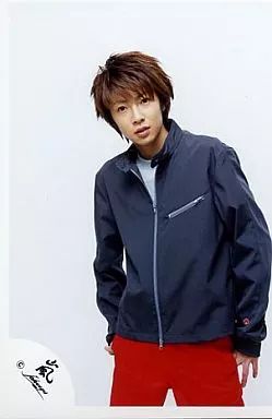 中古】生写真(ジャニーズ) 嵐/相葉雅紀/膝上・ジャケット黒・パンツ赤