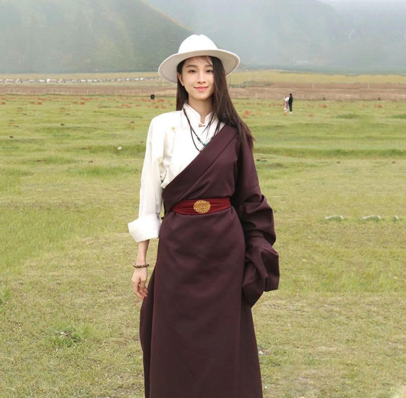 伝統的なチベット女史の純色の女性用チベット服 民族用チベット式の薄手のアンコーラ レッドチベット族の服装 ガウン