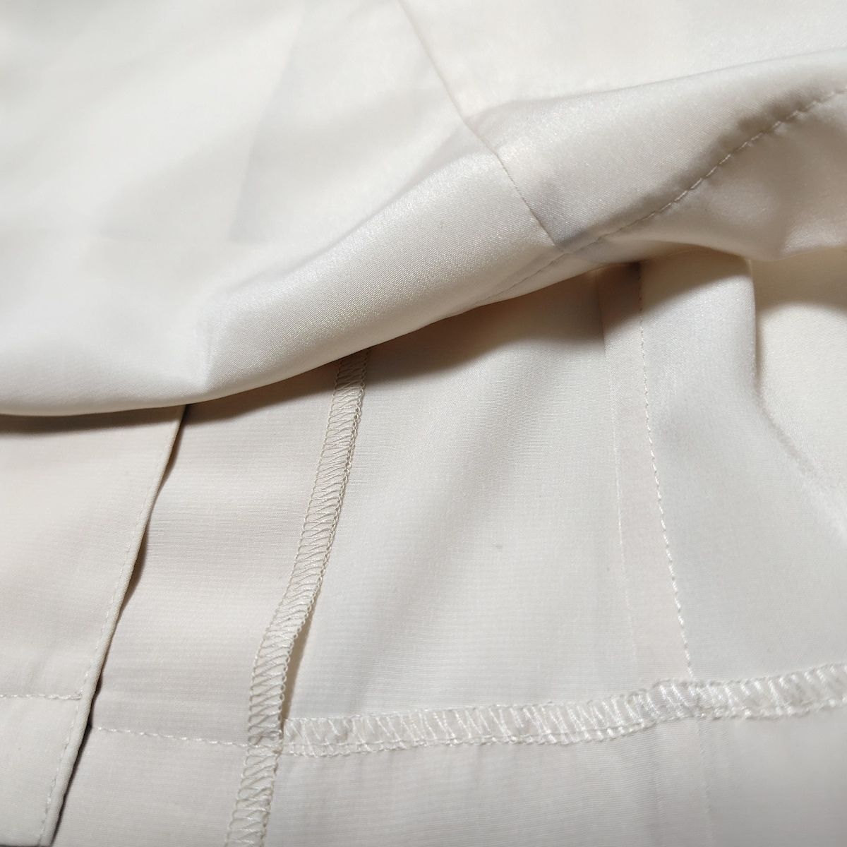 ベージュ フリル