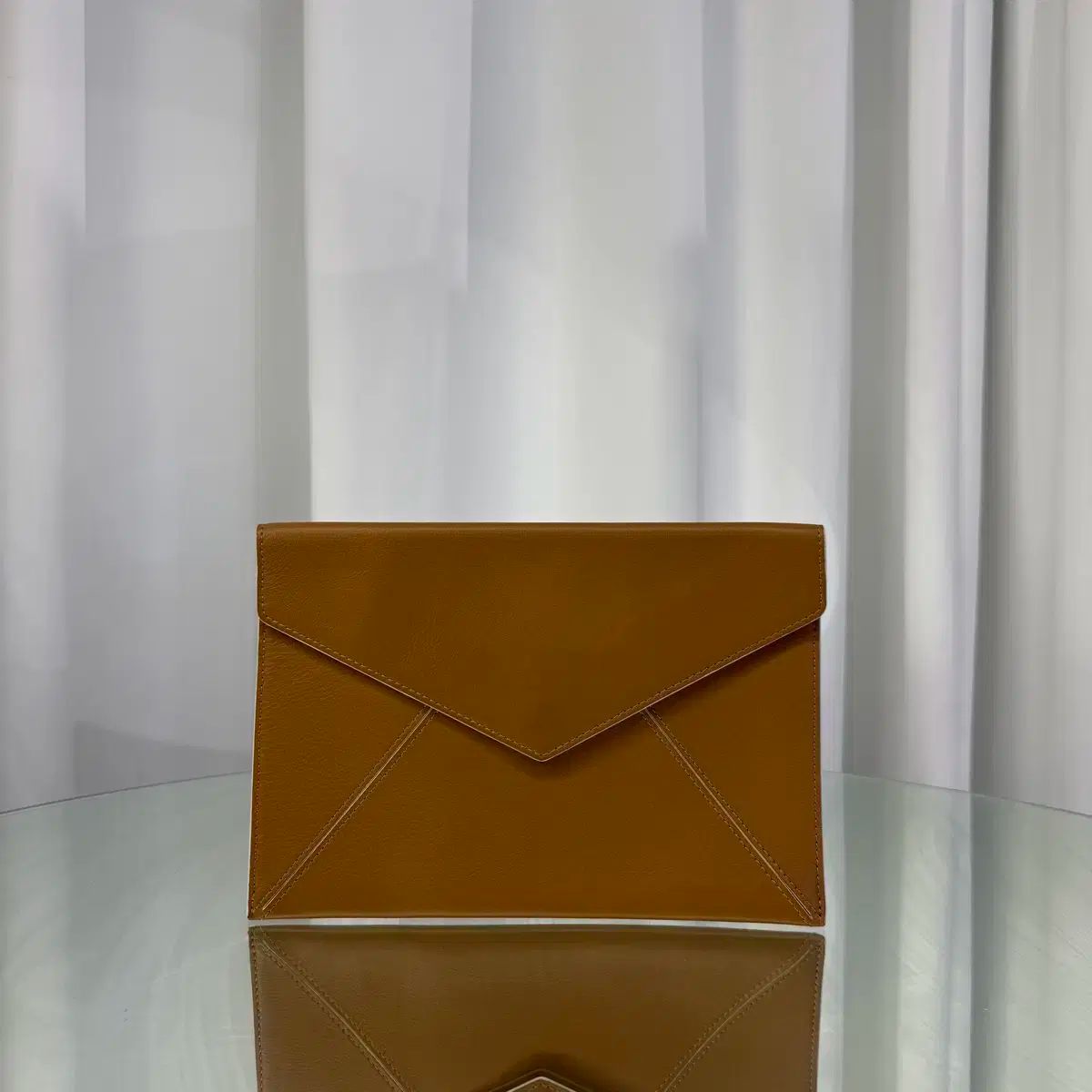 デルボ エンベロープ フラップ カーフスキン ポーチ