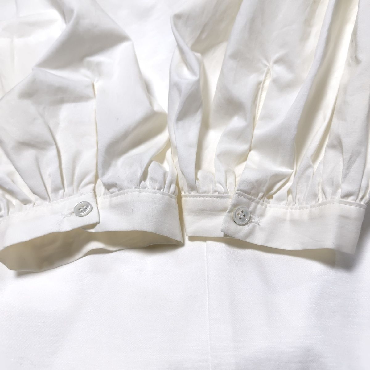 - 白×アイボリー